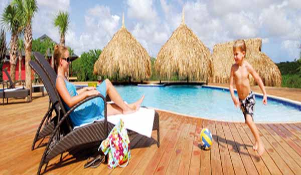Vele gehandicapten vakanties binnen en buiten de EU | 600×350-Curacao-Morena-Zwembad_ligbed.jpg | Vele gehandicapten vakanties binnen en buiten de EU
