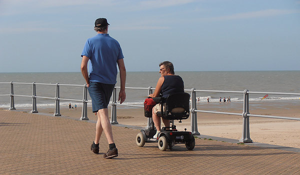 Vele gehandicapten vakanties binnen en buiten de EU | 600×350-Middelkerke-strand-scootmobiel-1.jpg | Vele gehandicapten vakanties binnen en buiten de EU