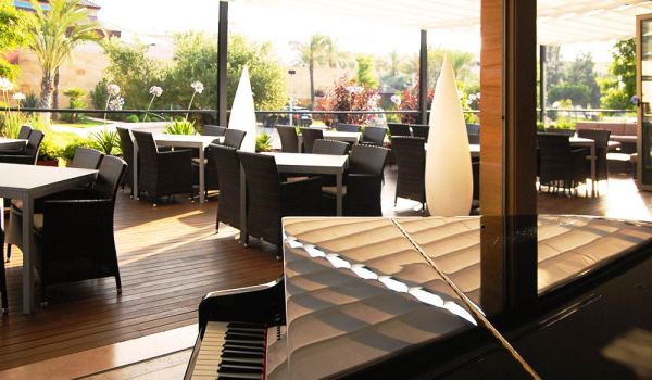 Vele gehandicapten vakanties binnen en buiten de EU | Piano_Bar_Protur_Biomar_Gran_Hotel_y_Spa_Mallorca_Sa_Coma.jpg | Vele gehandicapten vakanties binnen en buiten de EU