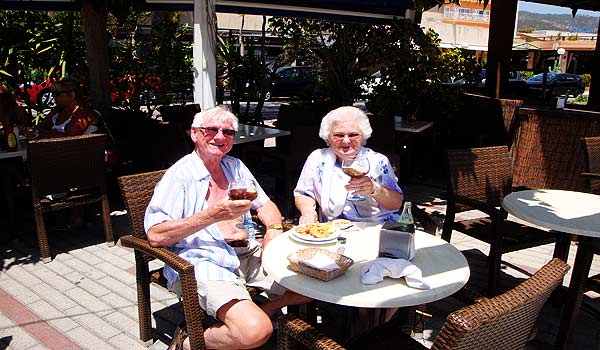 Vele gehandicapten vakanties binnen en buiten de EU | 600x350_Rey-Don-Jaime-Senioren-op-terras.jpg | Vele gehandicapten vakanties binnen en buiten de EU